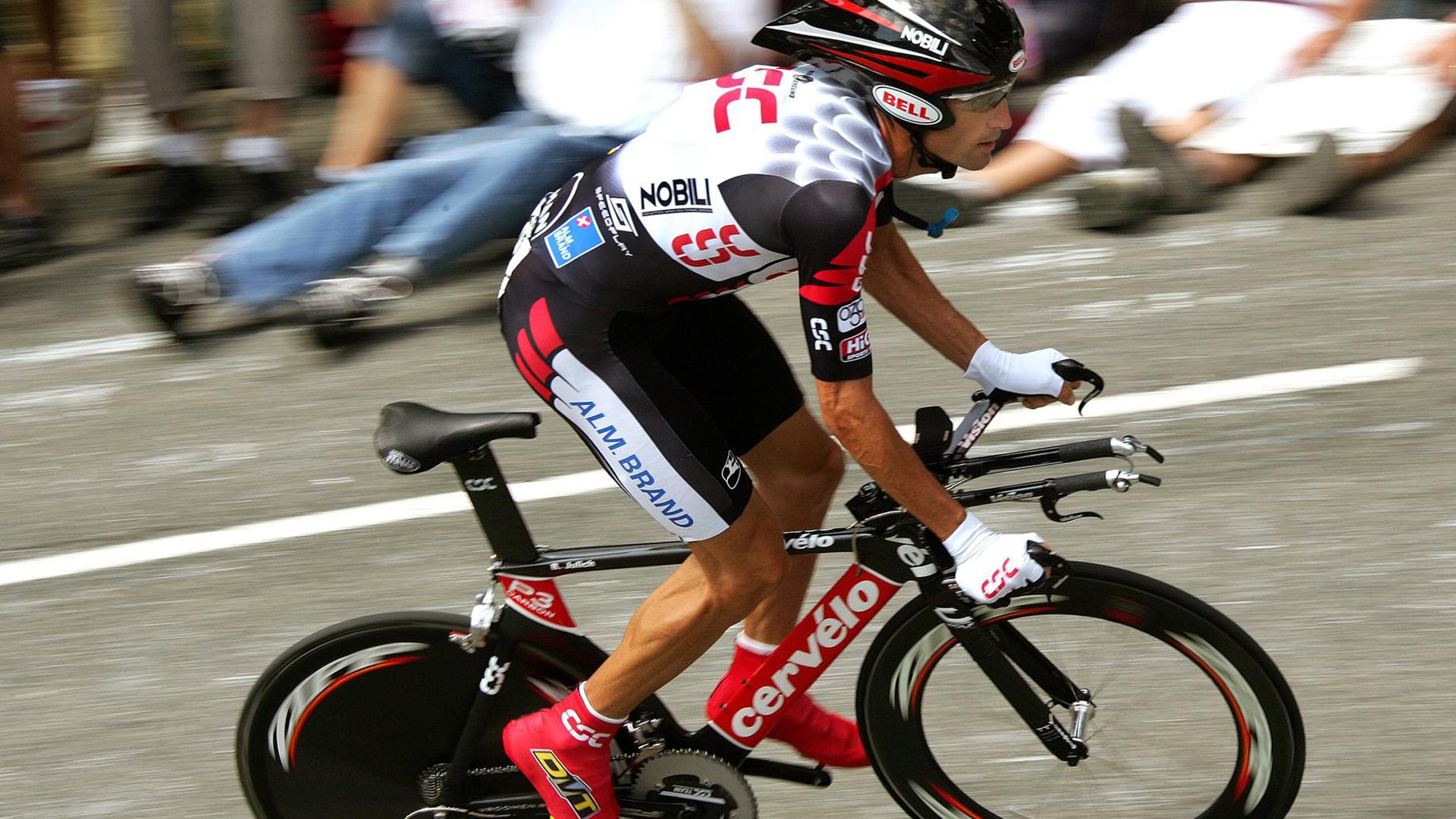 主帅关注场上节奏变化适时变阵应对调整精确体现经验老道