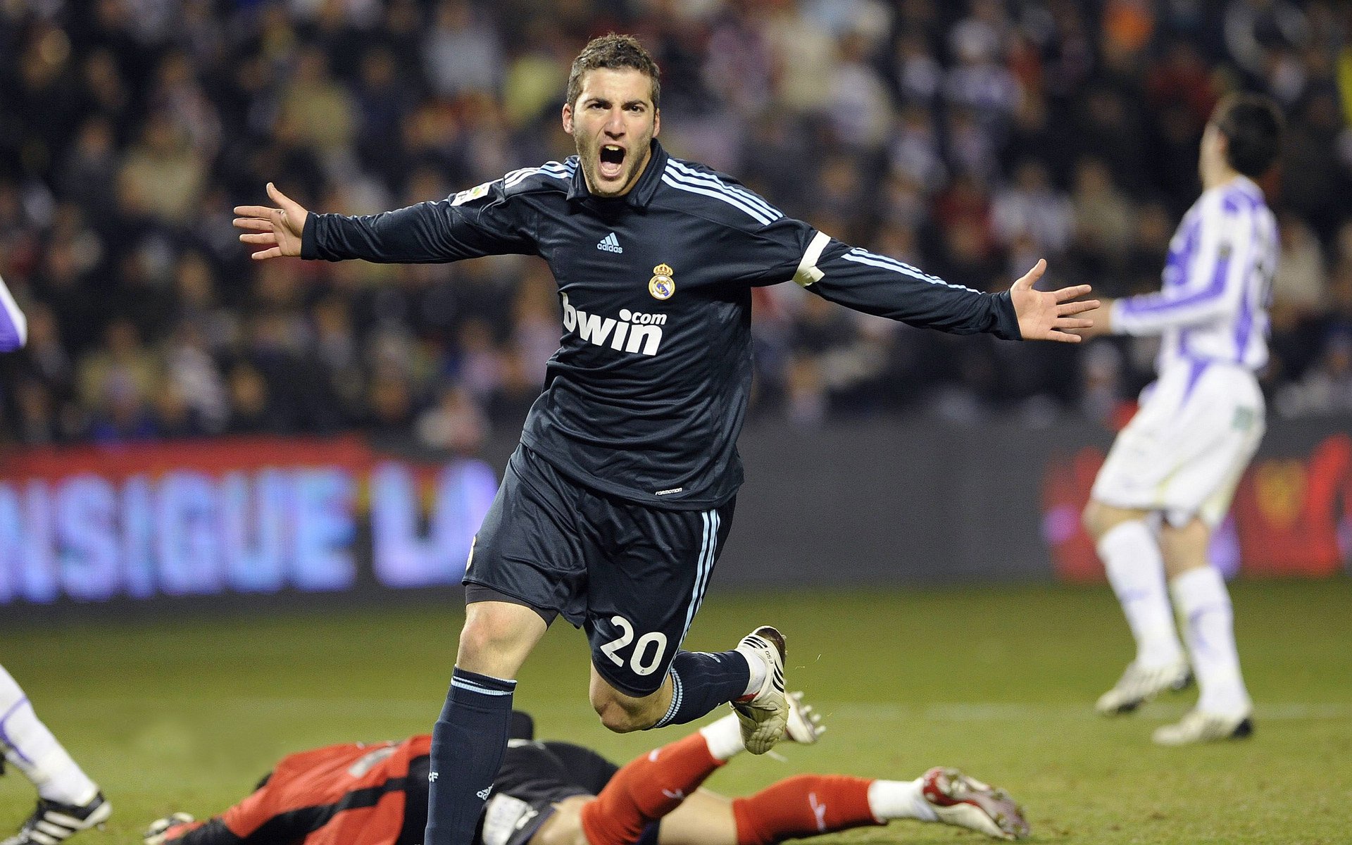 巴萨主场大胜，哈维战术思路愈发成熟，巴萨哈维踢什么位置